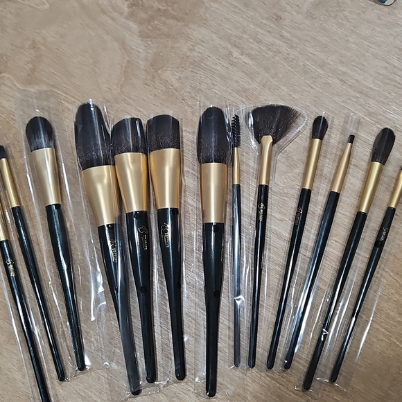 Makeup Brushes - Picture 2 of 2